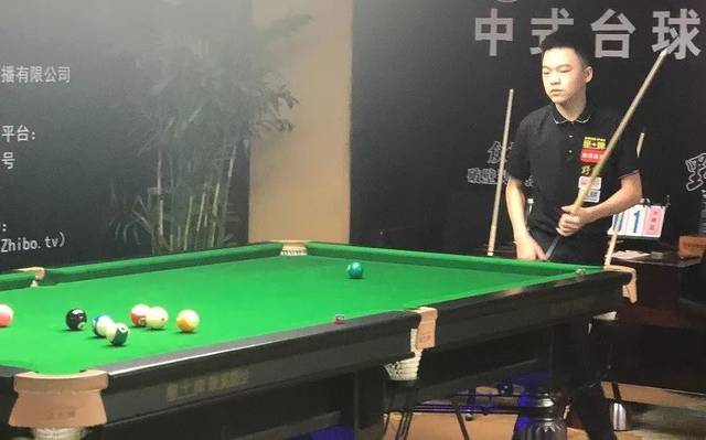 组图：伊卡尔迪与女友出门游玩 紧紧相拥秀恩爱.